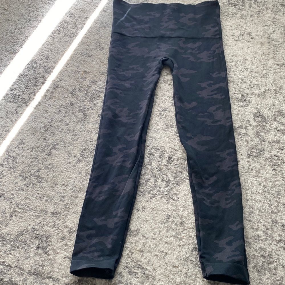 Spanx camo leggings size M in GUC‎
